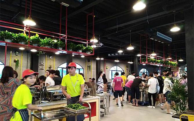 臨泉自助餐食堂環境臨泉味萊客餐飲工作人員最忙時候的圖片