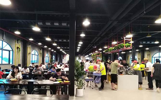 臨泉自助餐食堂環境臨泉味萊客餐飲工作人員最忙時候的圖片