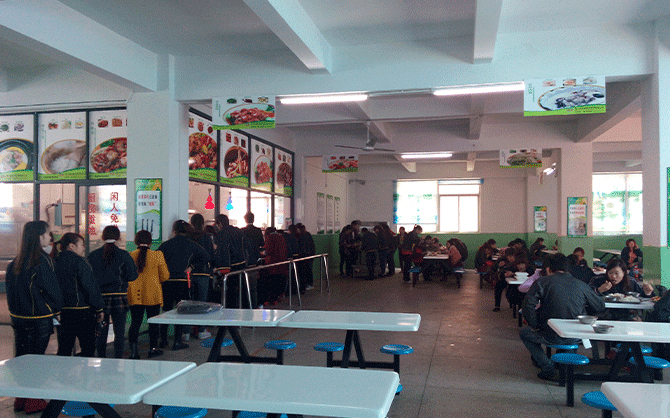 臨泉味萊客餐飲公司承包臨泉當(dāng)?shù)仄髽I(yè)食堂內(nèi)部員工排隊(duì)就餐現(xiàn)場圖片