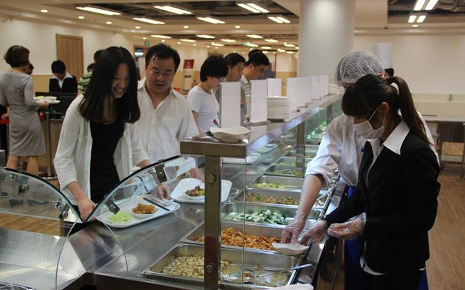 醫院內部職工食堂用餐環境圖片