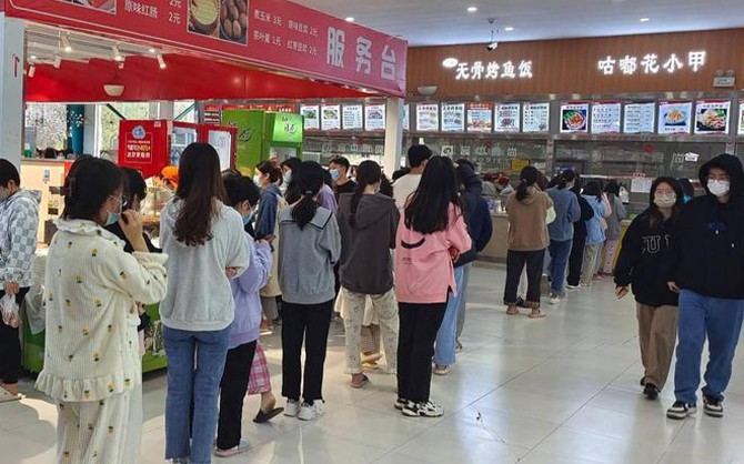 學校食堂就餐現場圖片