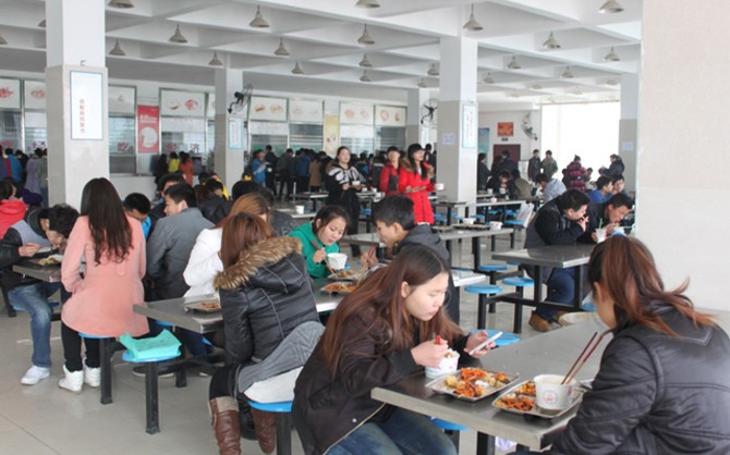 學校師生食堂午餐現場圖片