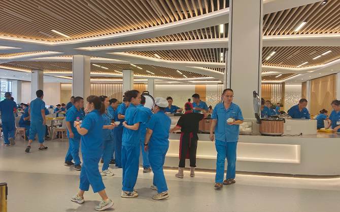  工廠食堂用餐現場環境