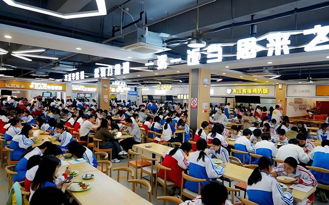 工廠學校醫院養老院單位等食堂承包就餐現場圖片