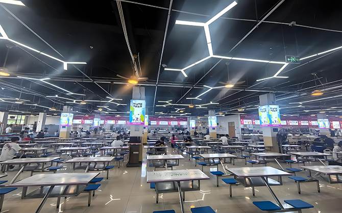 當地味萊客餐飲公司針對學校食堂承包方案書策劃中現場圖片