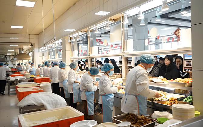 當?shù)貙W校食堂開餐現(xiàn)場圖片