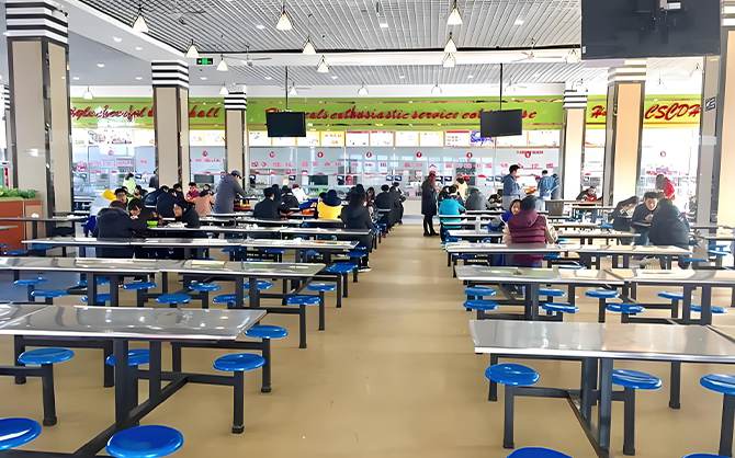 學校食堂開餐現場圖片