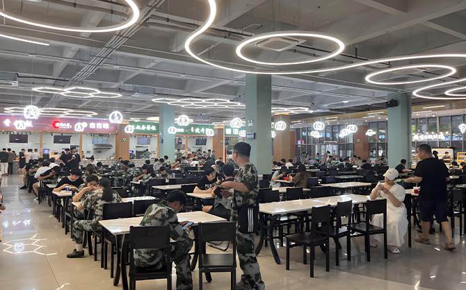 當(dāng)?shù)馗叨藢懽謽秋執(zhí)铆h(huán)境優(yōu)美，開餐現(xiàn)場(chǎng)人氣爆滿圖片